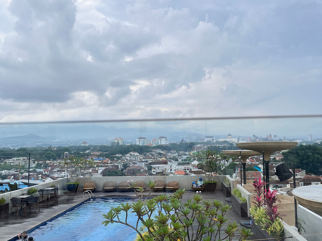 Ascent Hotel & Cafe Malang主图