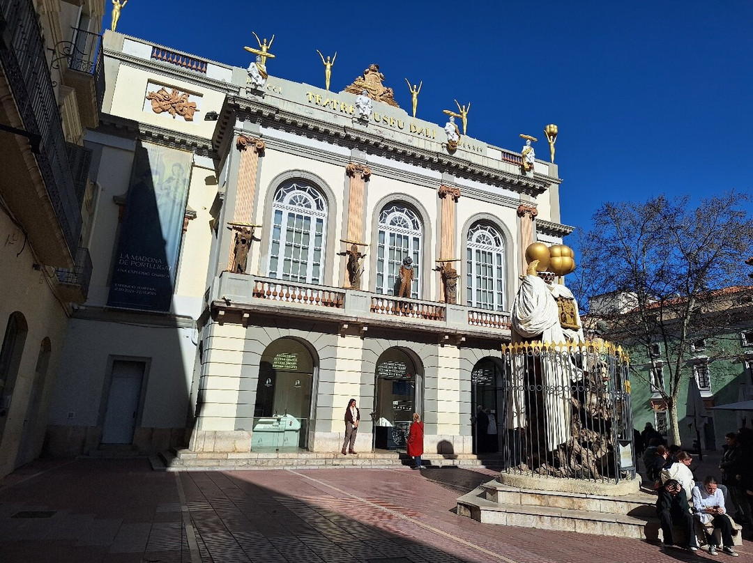 Plaça de l'Ajuntament-菲格拉斯必去景点