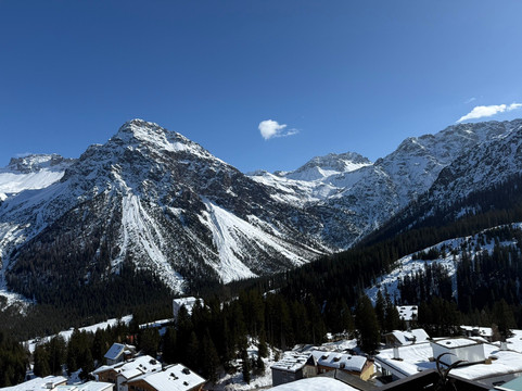 红和长廊酒店主图