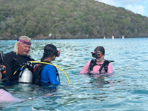 CWORI Dive Center-Smith Bay必去景点