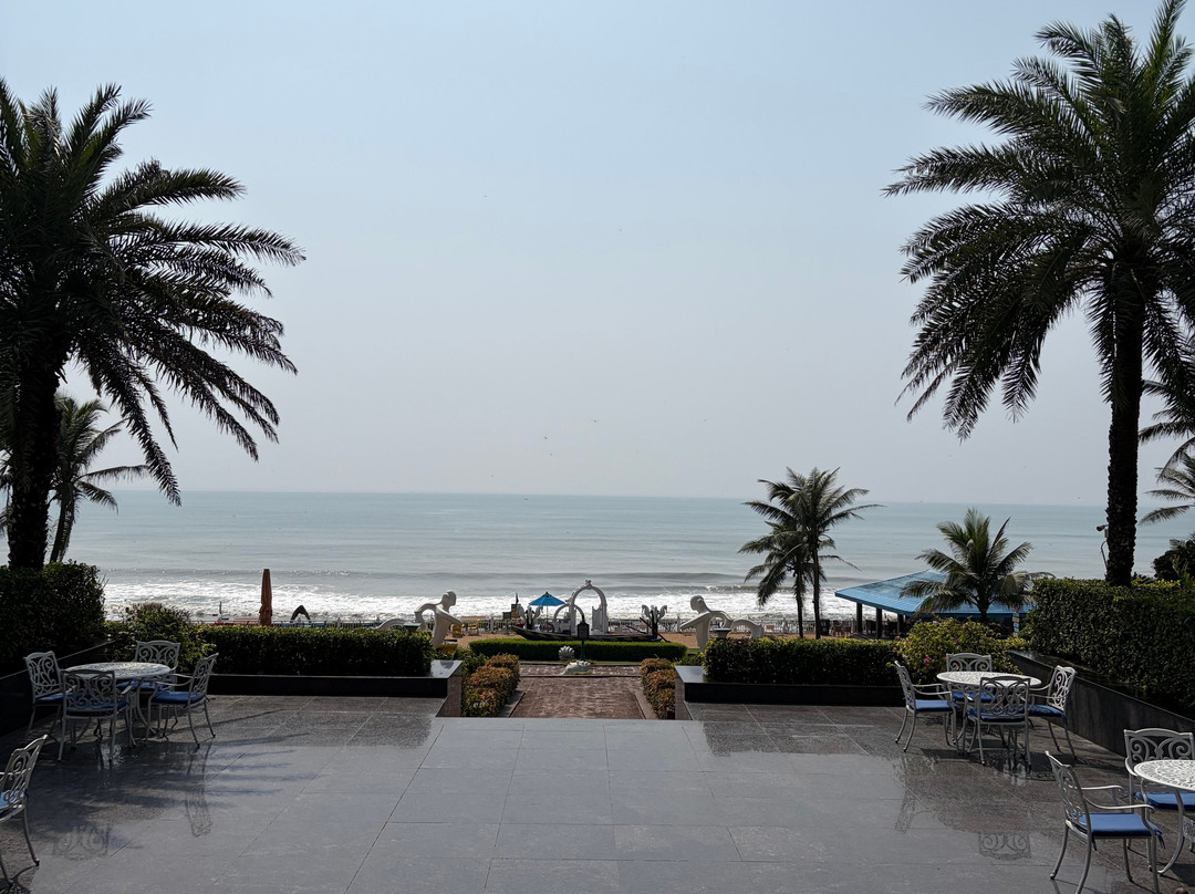 Mayfair Palm Beach Resort主图