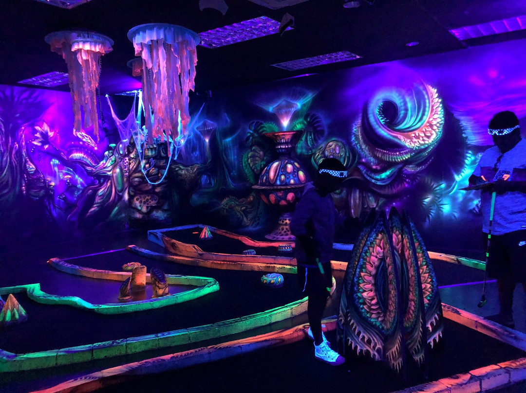 Sunset Beach旅游景点-Glowing Rooms