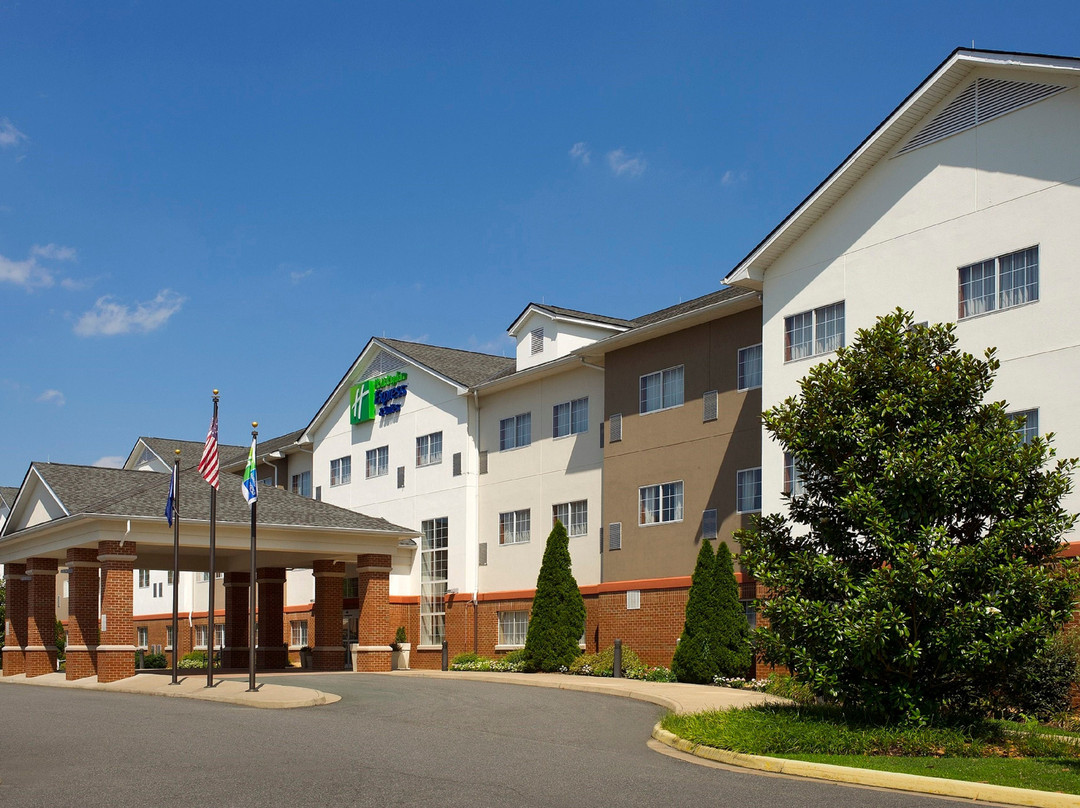 夏律第镇卢斯克维尔假日套房酒店主图