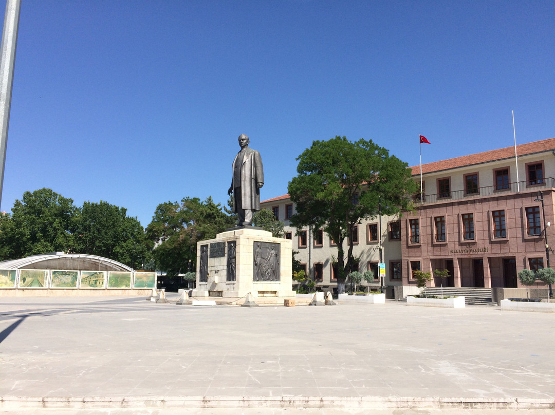 İsmet İnönü Heykeli