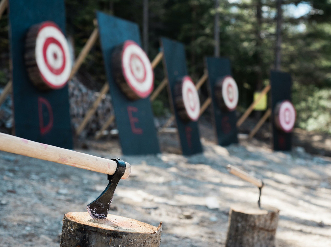 Axewood Axe Throwing - Whistler-温哥华必去景点