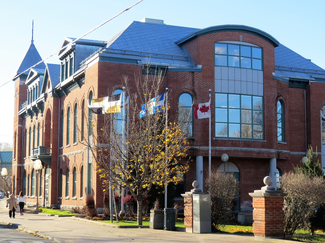 Fresque De La Bibliothèque Lauréat-vallière-李维斯必去景点