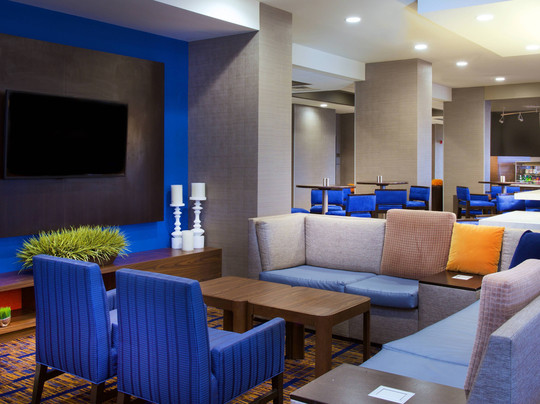 Courtyard by Marriott Bloomington主图
