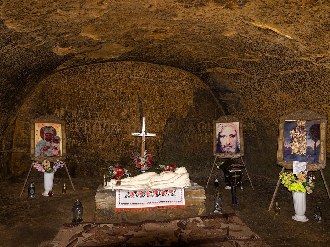 Cave Monastery-Rozhirche必去景点