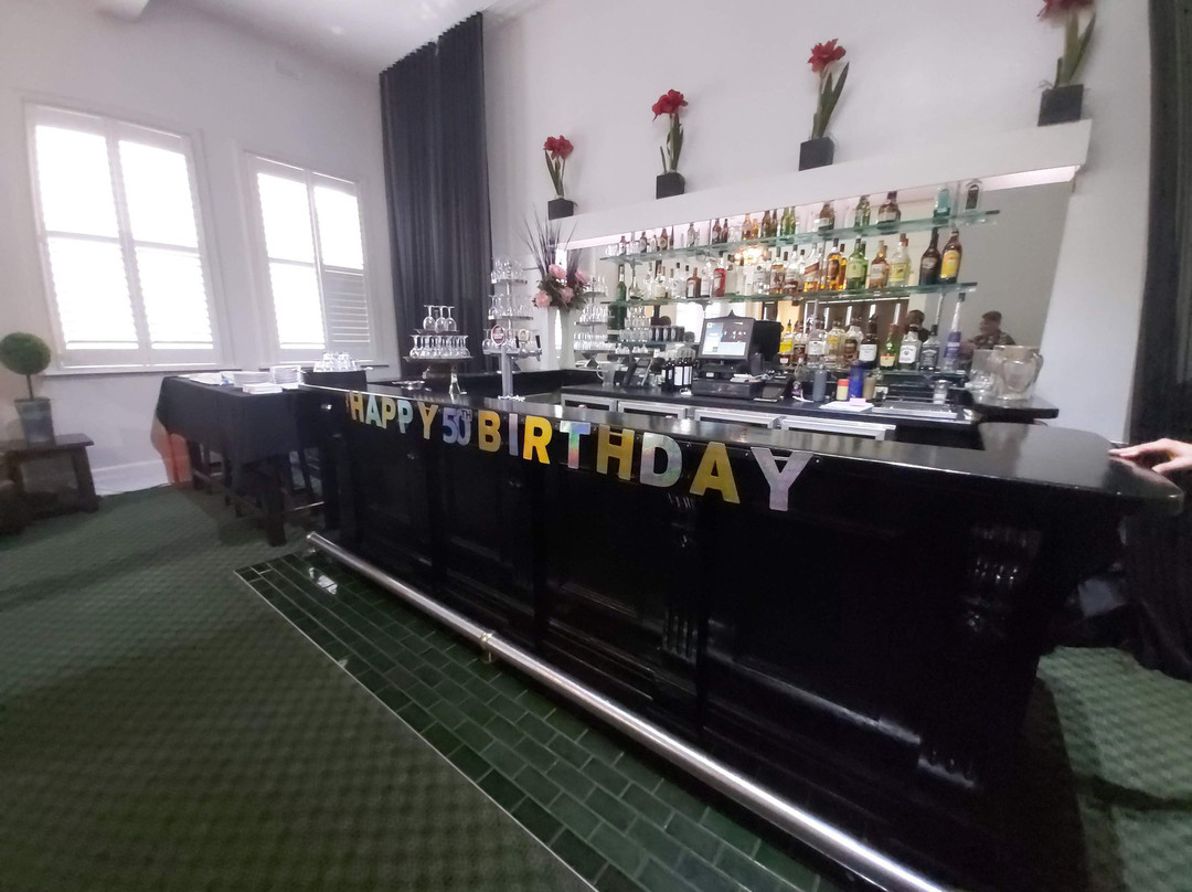 Oscar's Hotel & Cafe Bar主图