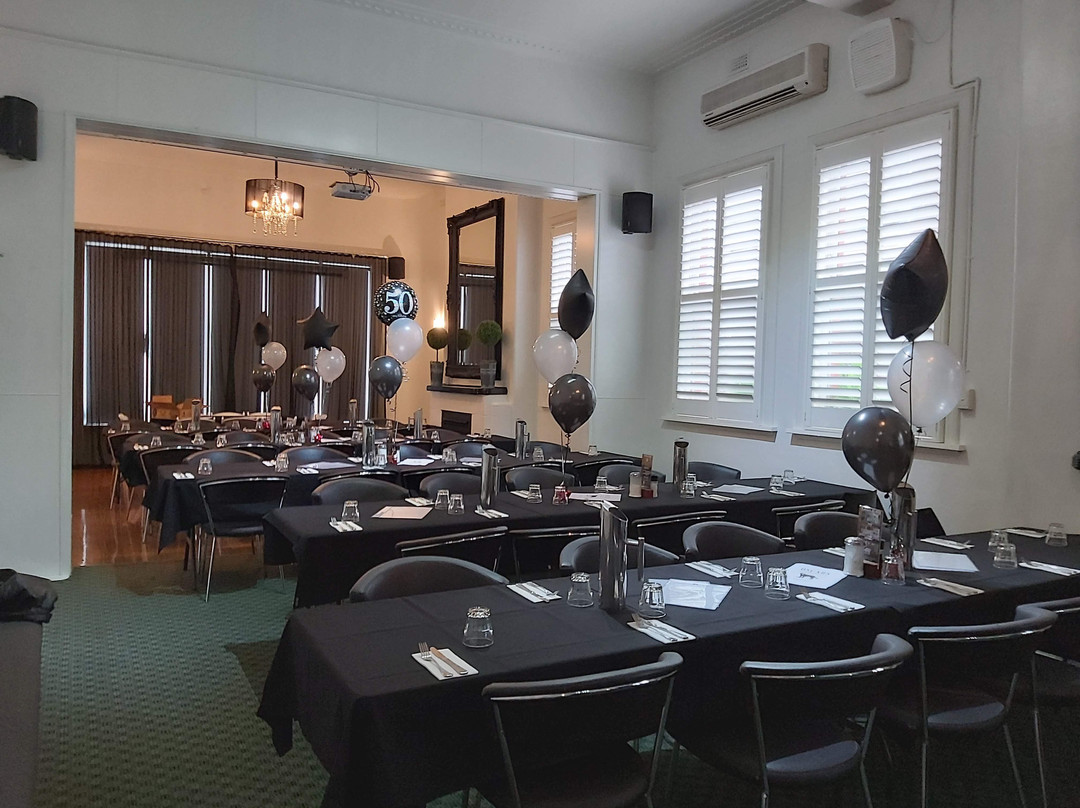 Oscar's Hotel & Cafe Bar主图