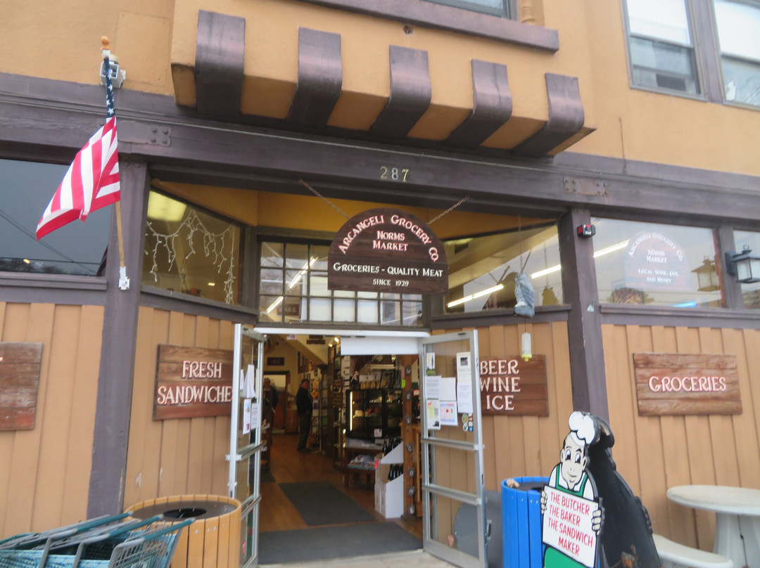 Arcangeli Grocery Company-佩斯卡德罗必去景点