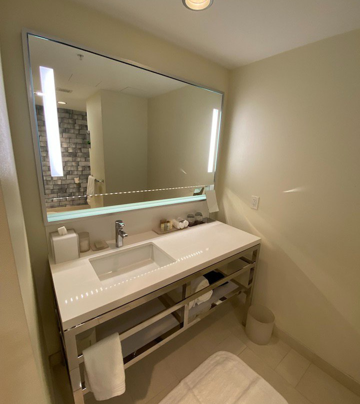 埃德蒙顿机场万丽酒店主图