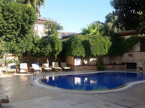 白色花园酒店主图