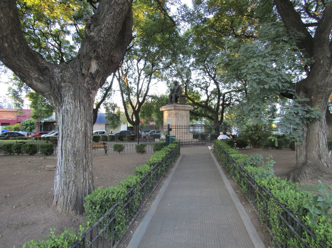Plaza Esteban Adrogue景点图片