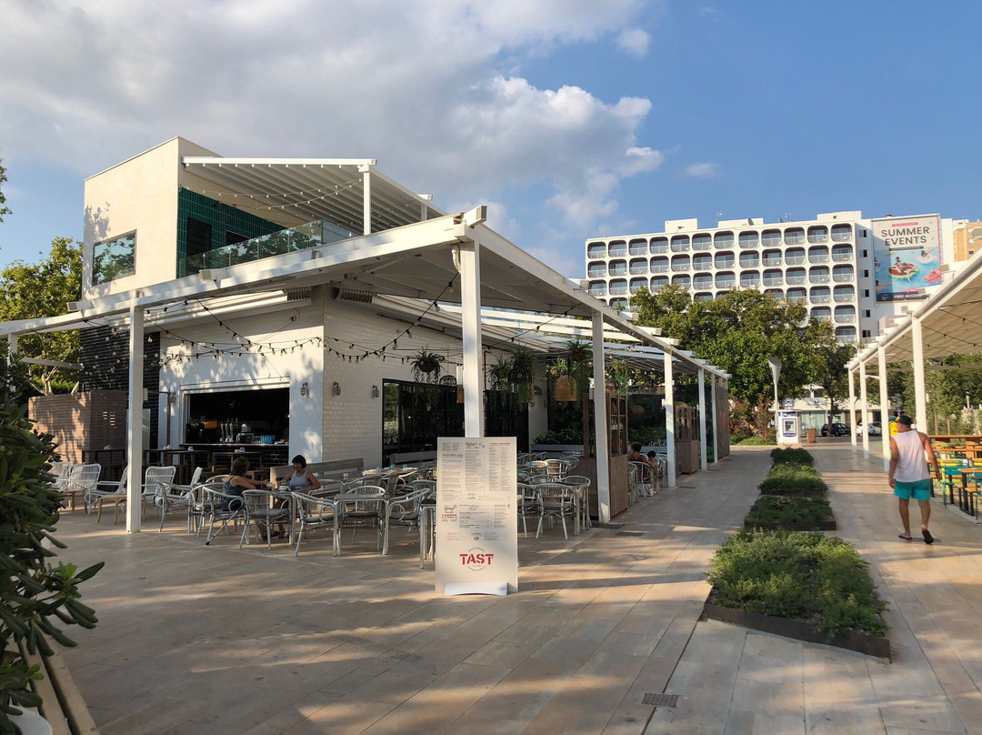 Momentum Plaza-马加洛夫必去景点