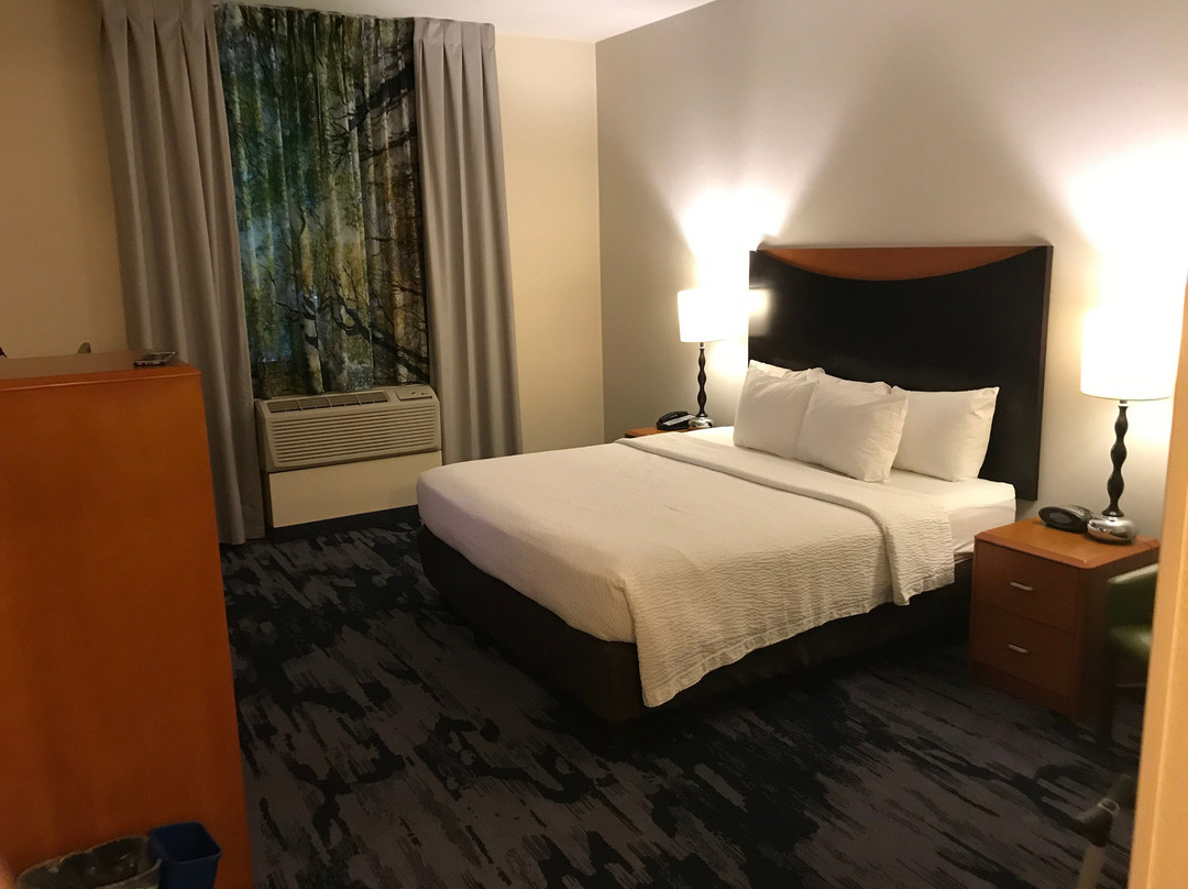 特哈查比费尔菲尔德客栈&套房酒店主图