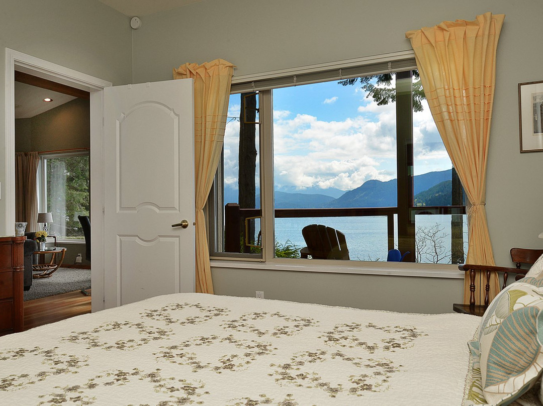 Soames Point Oceanfront Suite主图