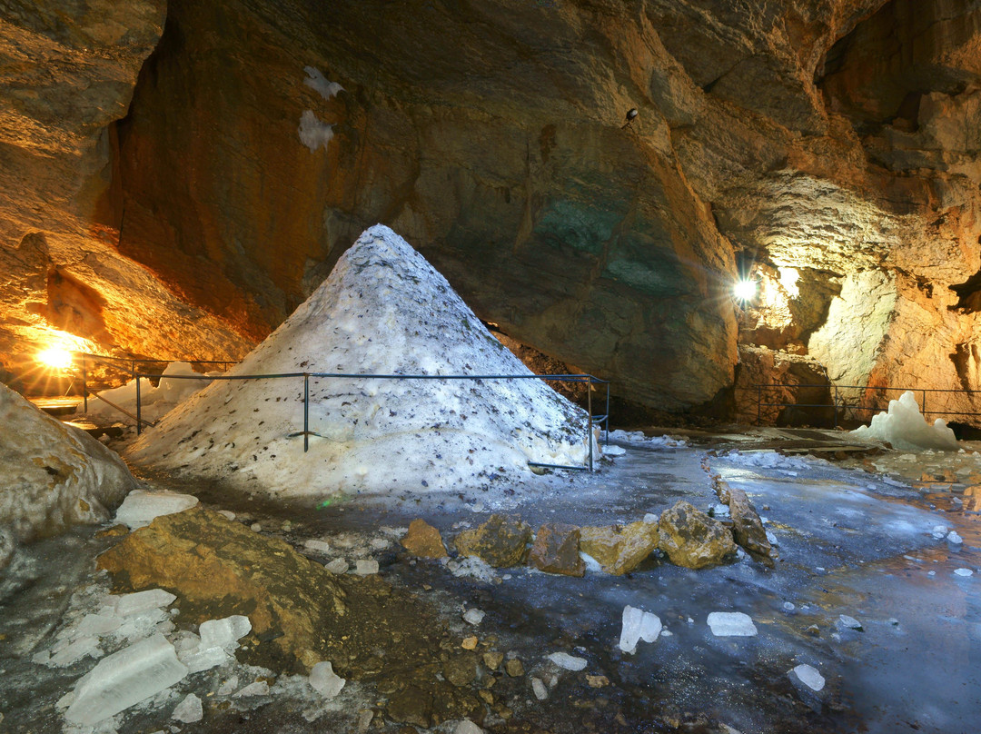 Cave Trekhglazka景点图片