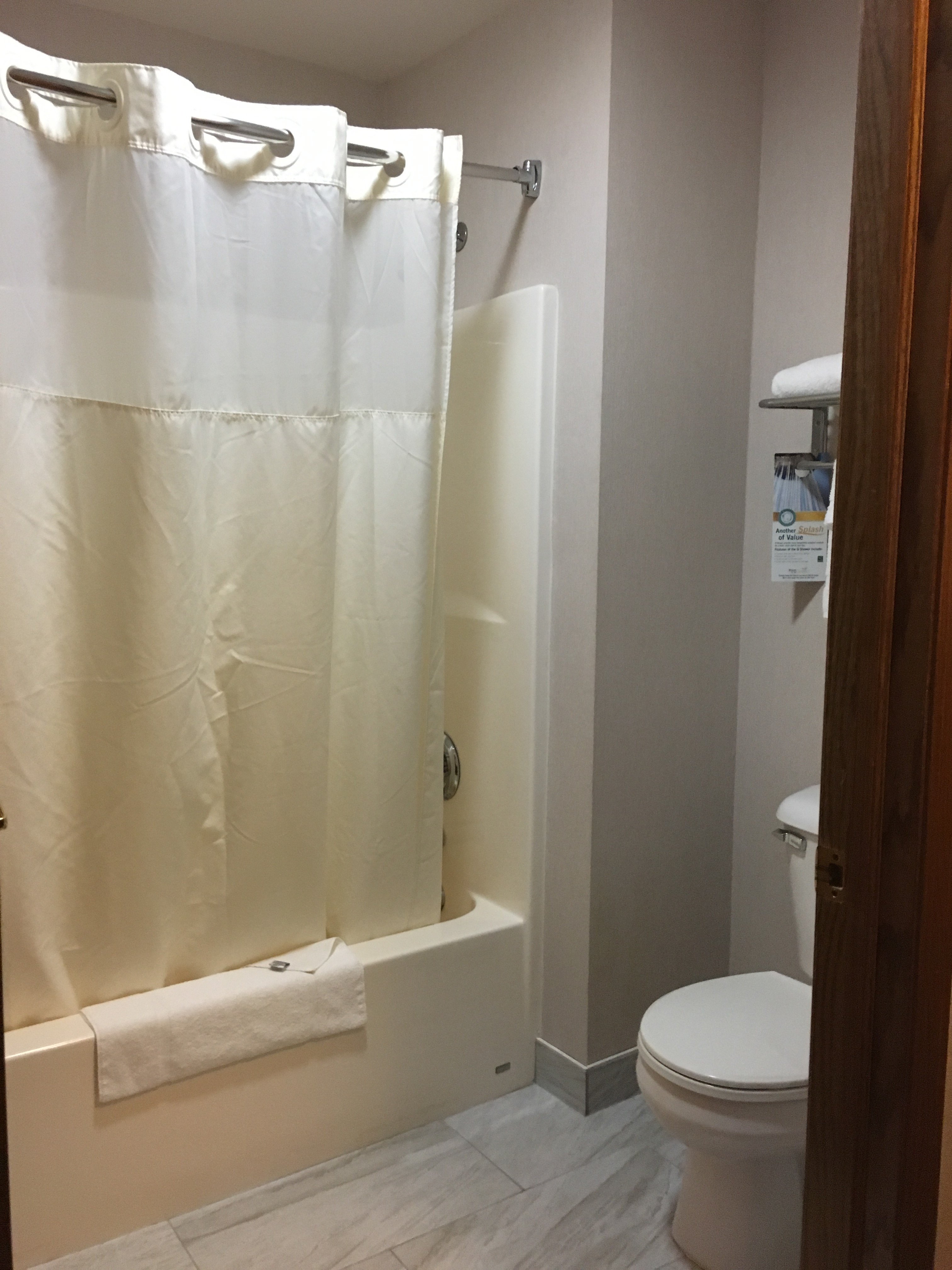 Quality Inn & Suites Stoughton - Madison South-浴室