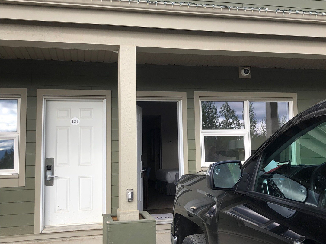 Royal Oak Inn & Suites主图