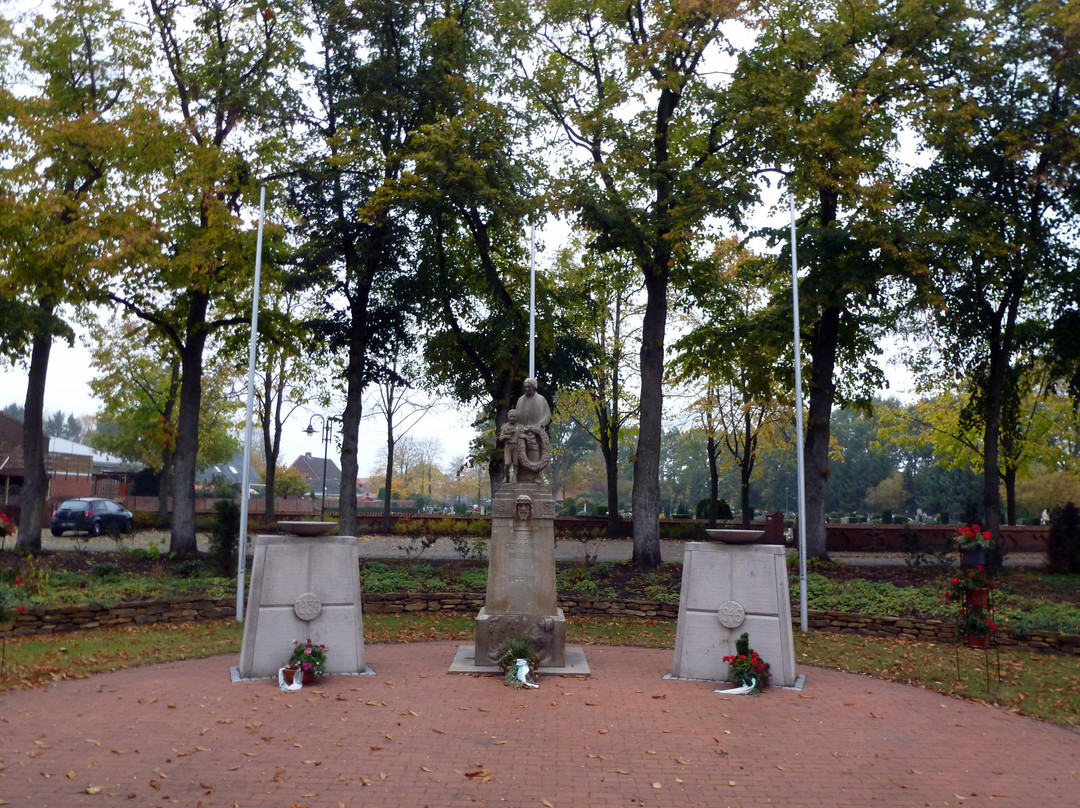 Ehrendenkmal der Gefallenen und Vermisten der zwei Weltkriege.景点图片