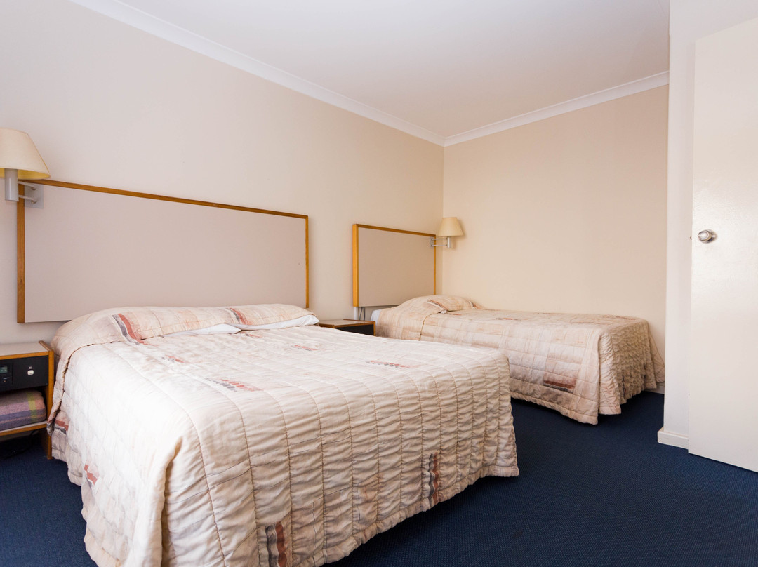 都市客栈酒店主图