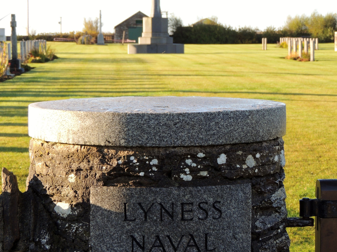 Lyness Royal Naval Cemetery景点图片