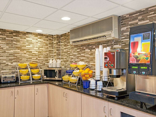 Days Inn by Wyndham East Windsor / Hightstown