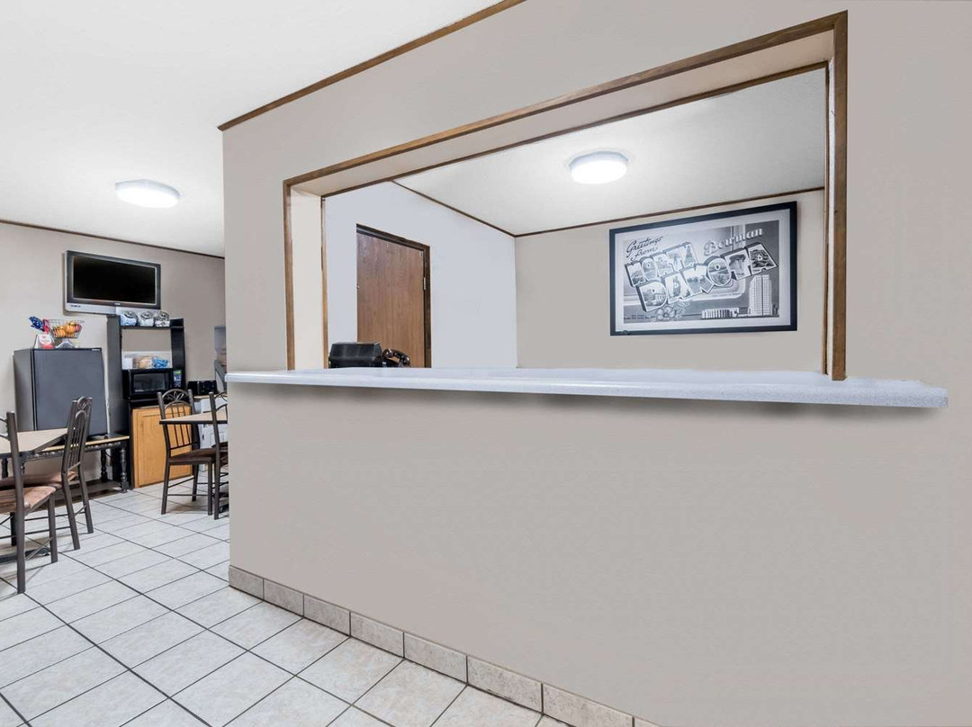 Super 8 by Wyndham Bowman主图