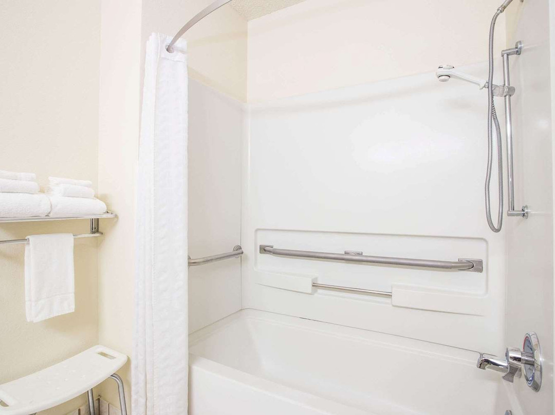 拉德福德速8酒店主图