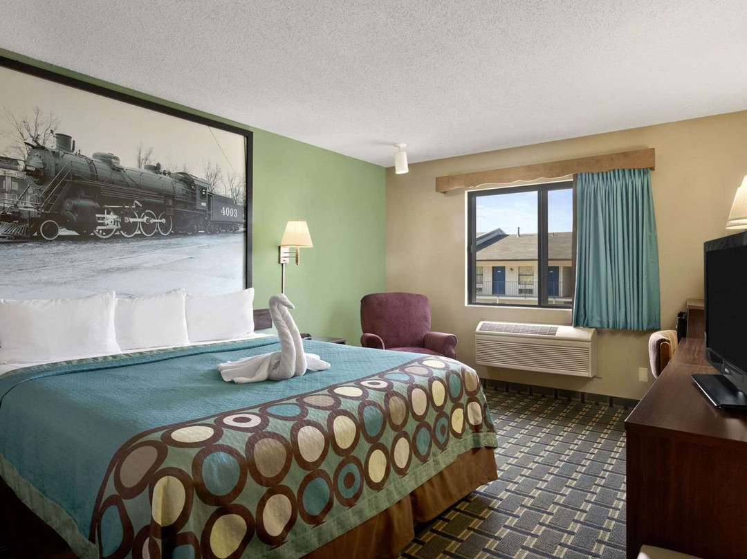 拉塞尔维尔速8酒店主图