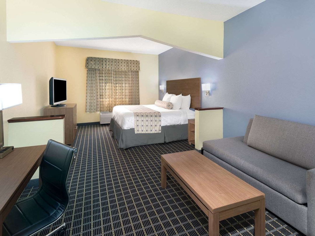 戴斯套房酒店主图