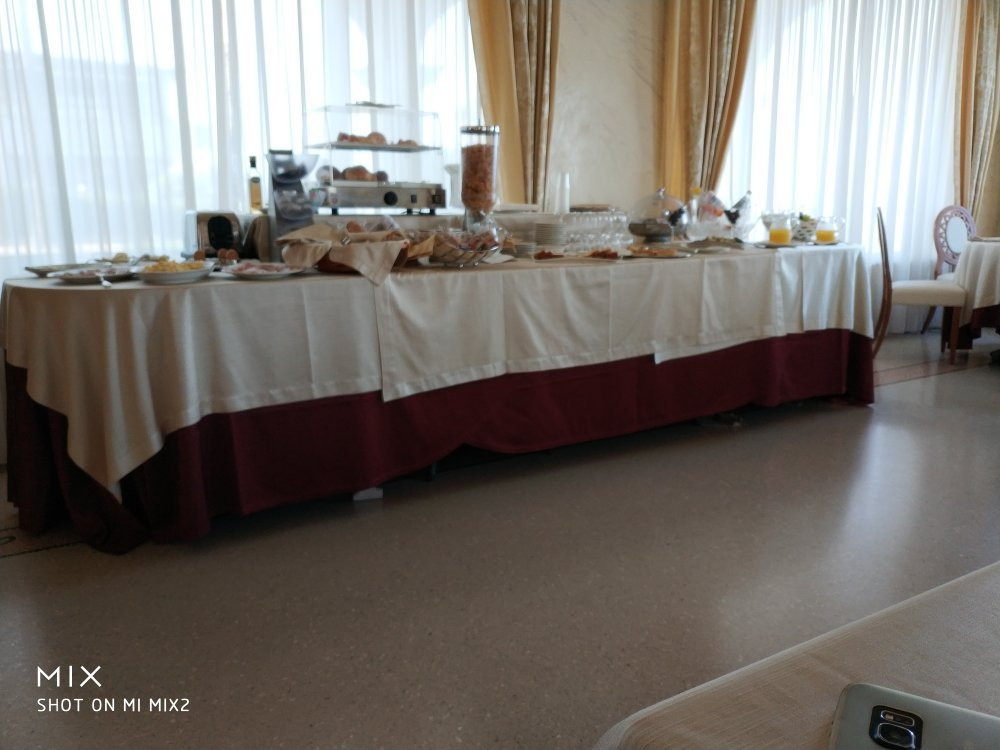 嘉尔德尼亚酒店主图