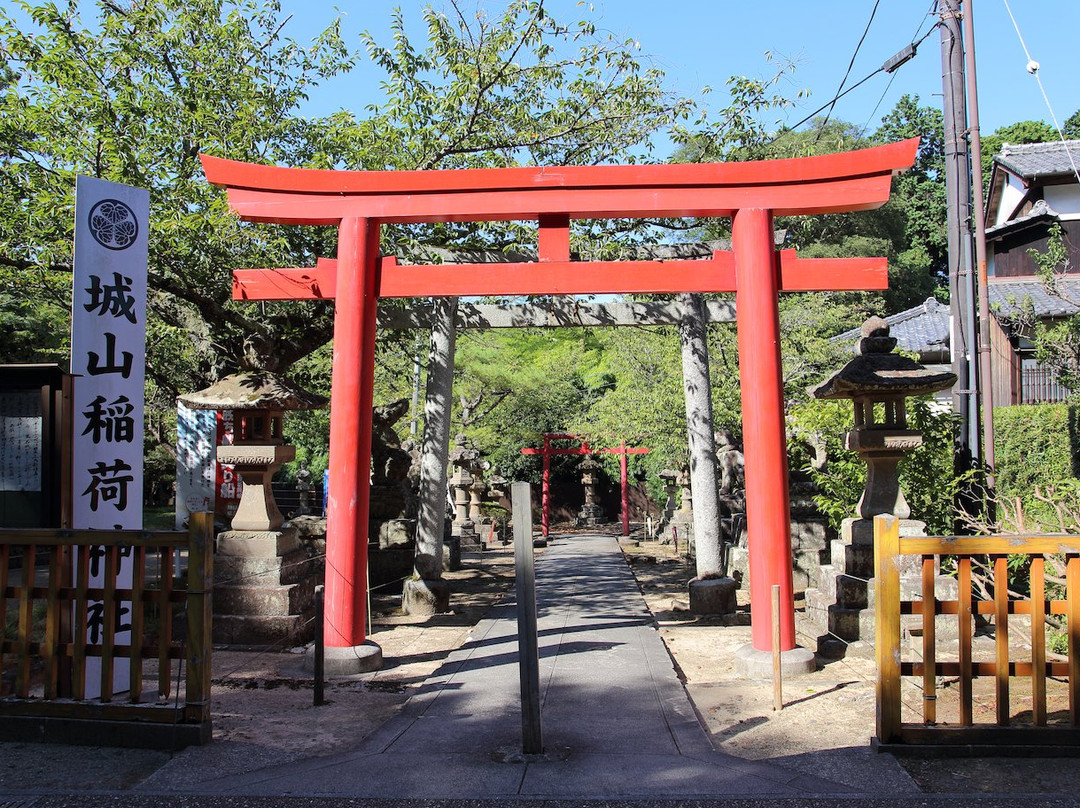 Shiroyama Inari Shrine景点图片