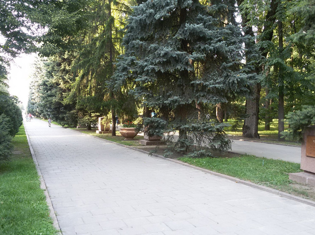 Monument Bust to Ivan Panfilov-阿拉木图必去景点