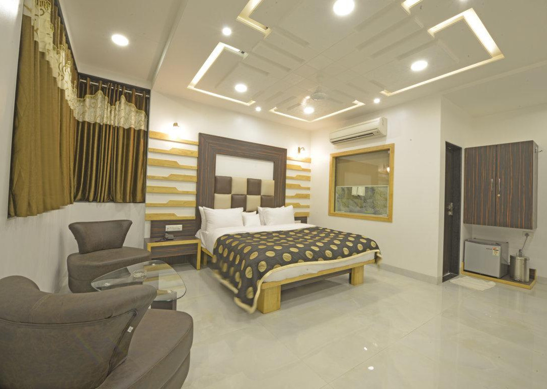 Hotel J P International