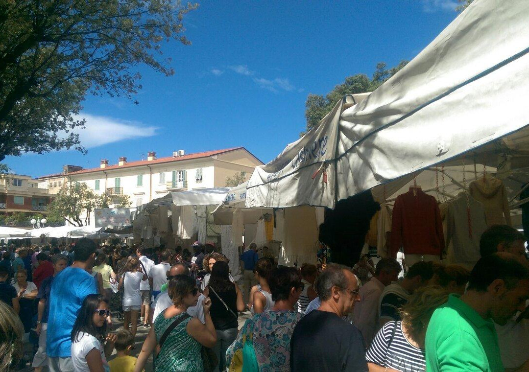 Mercato Settimanale di Forte dei Marmi-福尔泰德伊马尔米必去景点