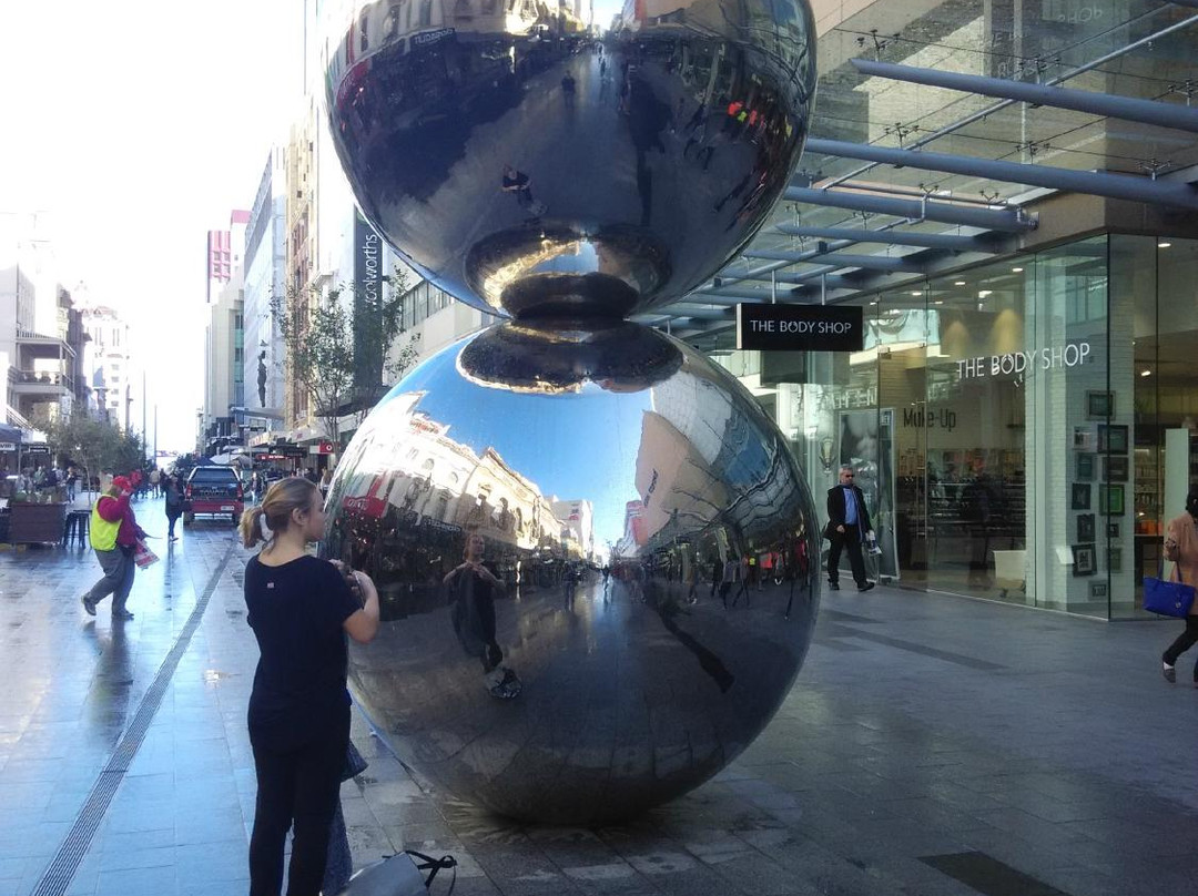 The Mall's Balls Statue景点图片