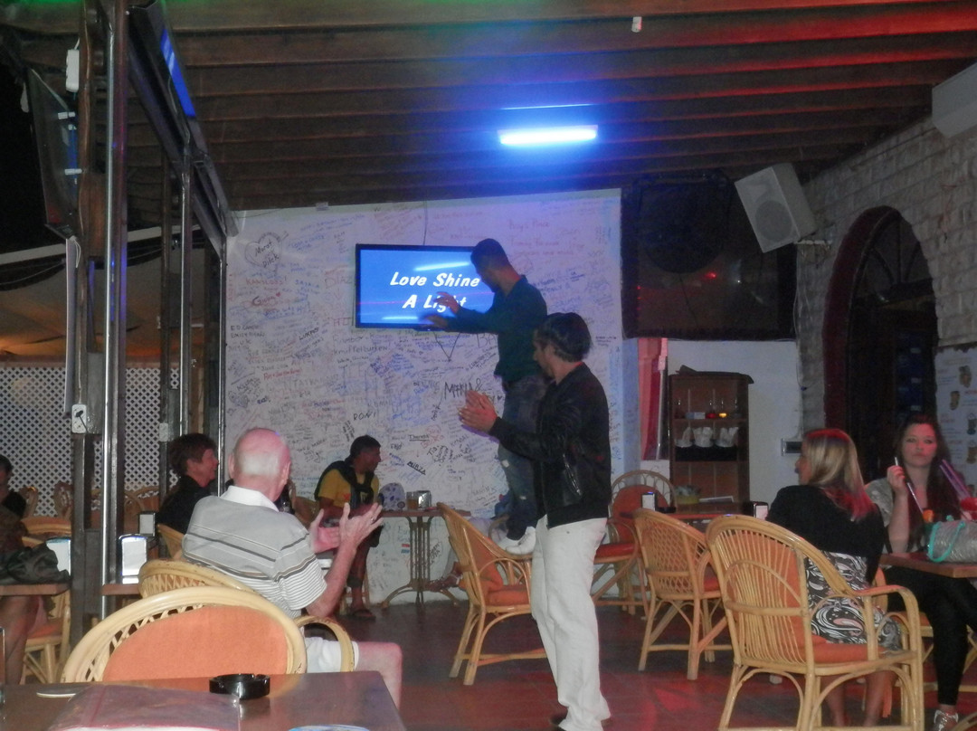 Roy's Place Karaoke Bar景点图片