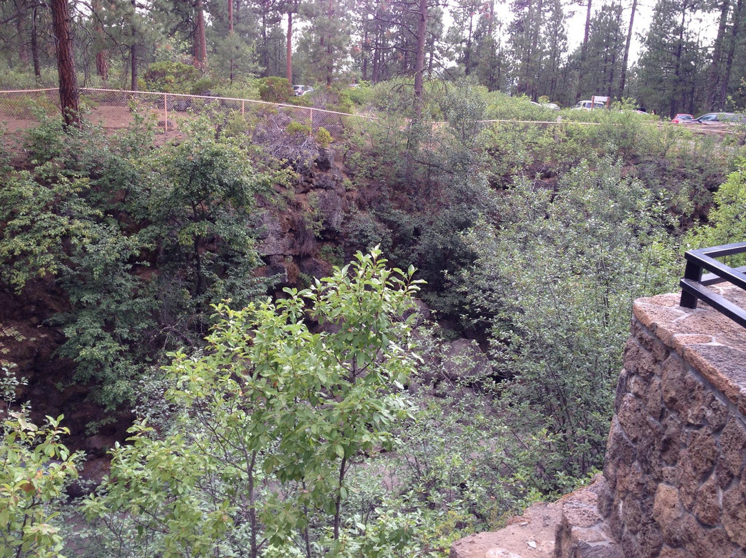 Lava River Cave-本德必去景点