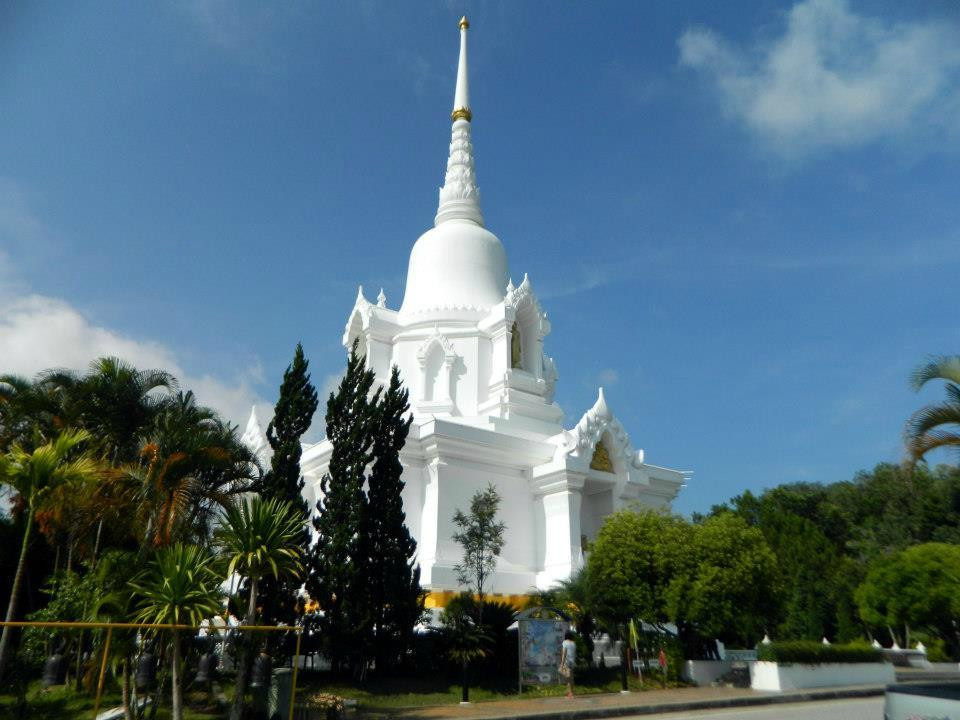 Chedi Phra Borommasaririkkathat Khao Kho景点图片