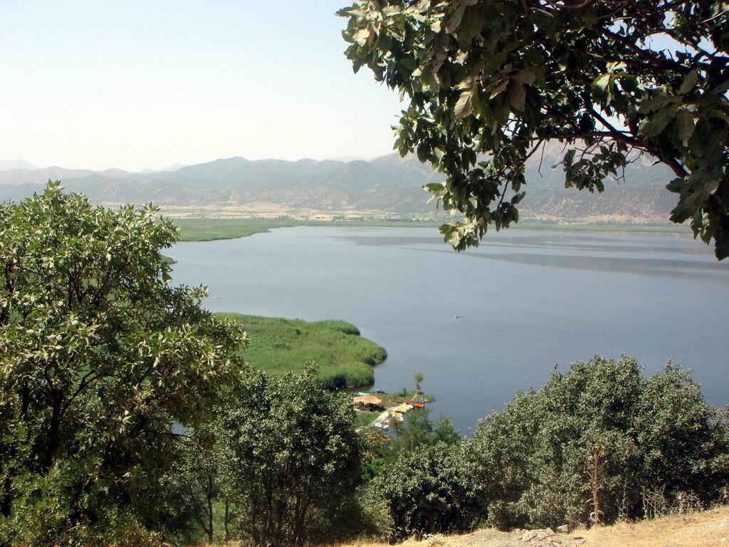Zarivar Lake景点图片