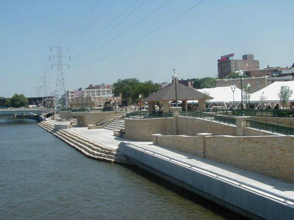 Dixon Riverfront Plaza景点图片