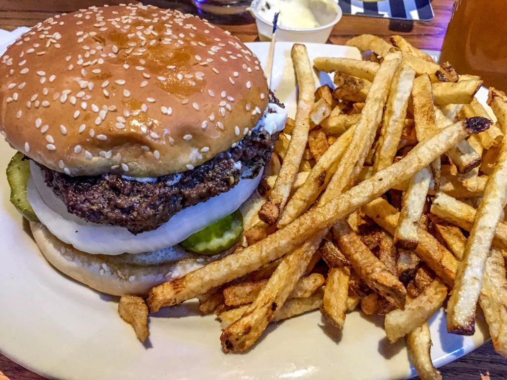 Valley City餐馆和美食-Sidelines Sports Bar and Grill