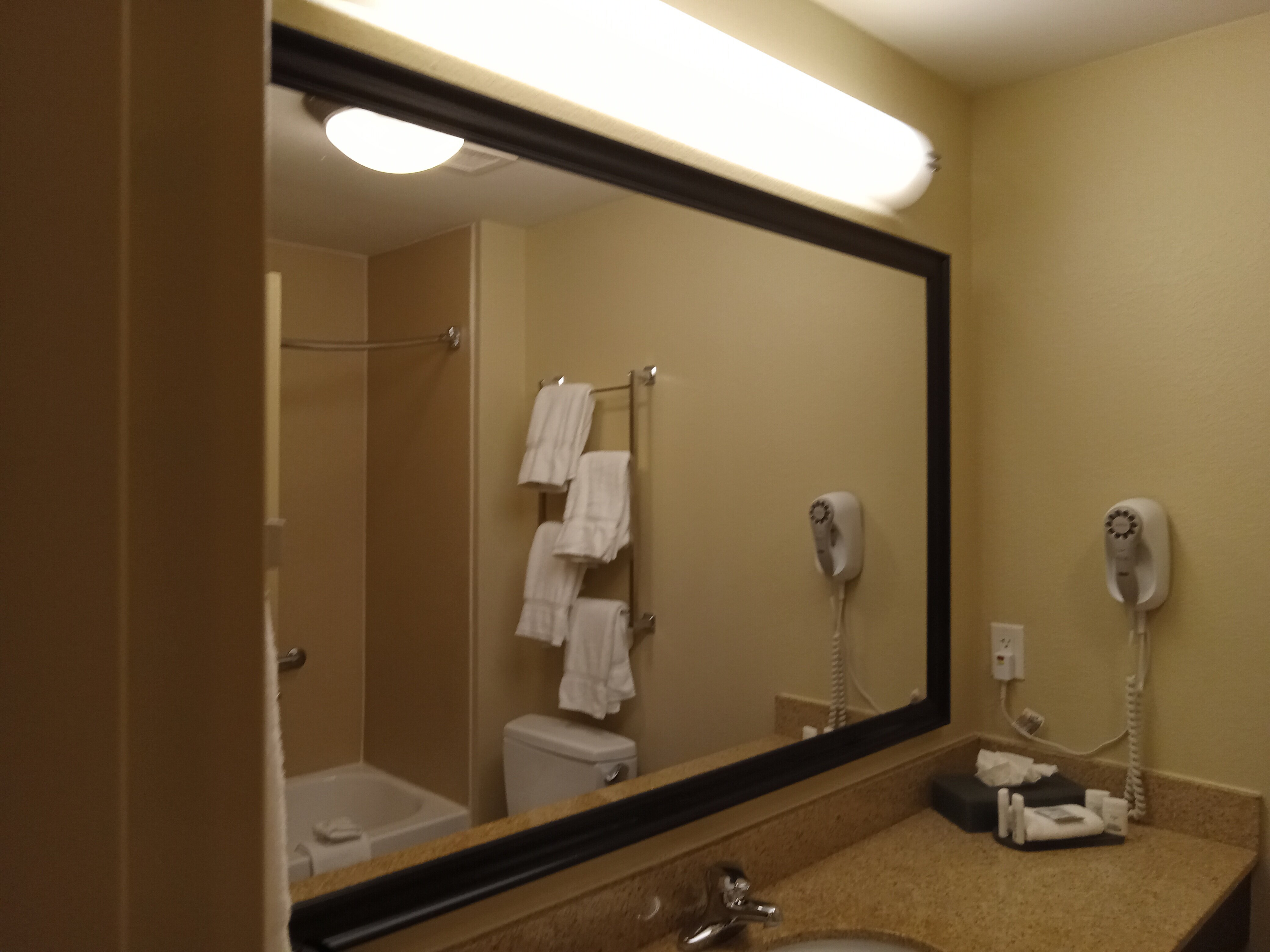 La Quinta Inn & Suites by Wyndham Lancaster-浴室