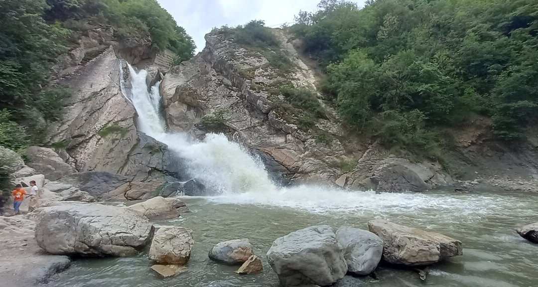 Khanagskiy Waterfall景点图片