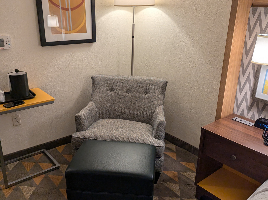 罗利达勒姆机场假日酒店主图