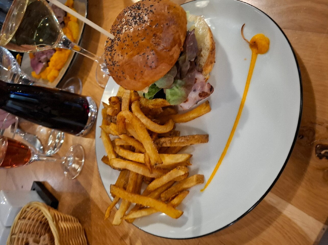 Logis Hôtel Restaurant Du Midi主图