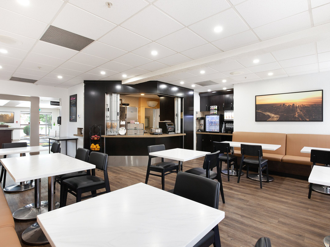 Super 8 by Wyndham Calgary Shawnessy Area主图