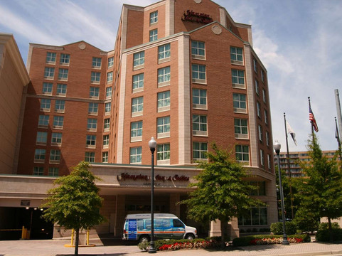 阿灵顿水晶城DCA希尔顿欢朋酒店及套房主图